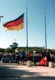 Marko Steinwarz ist auserwhlt die deutsche Flagge zu hissen