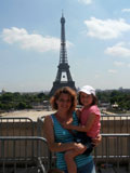 ... Jasmin mit ihrer Mama beim Eiffelturm ...
