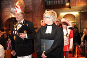Karnevalisteneinzug mit Pfarrerin Reisner in die Schlosskirche